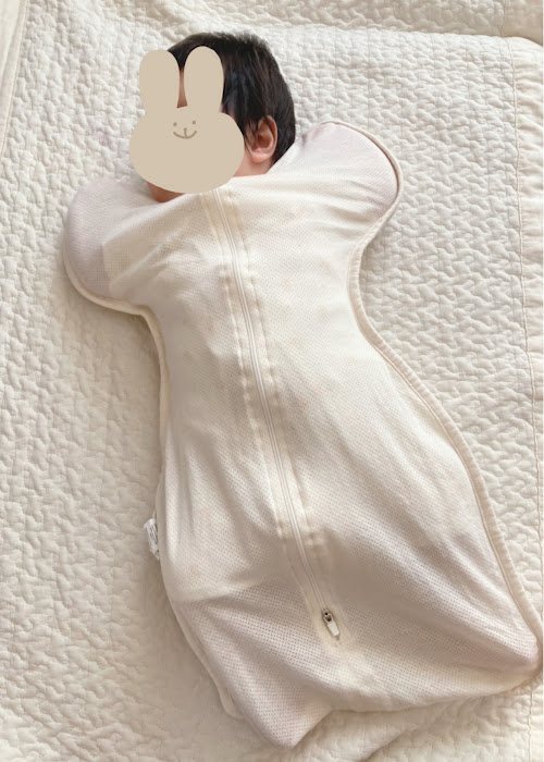 安眠スワドルを着た赤ちゃん