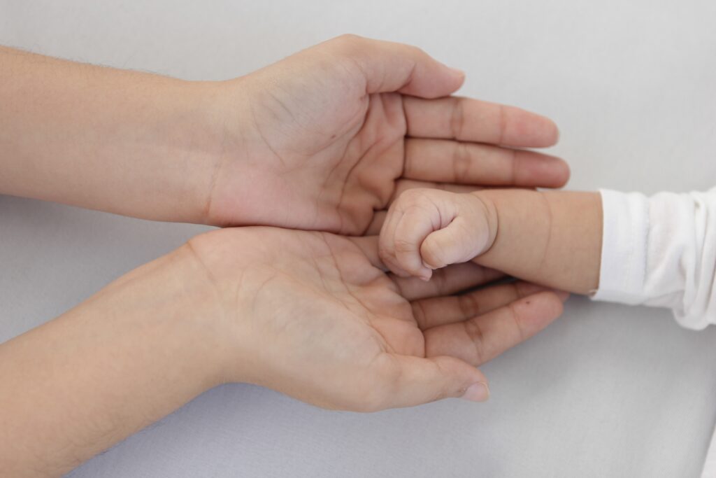 ママと赤ちゃんの手