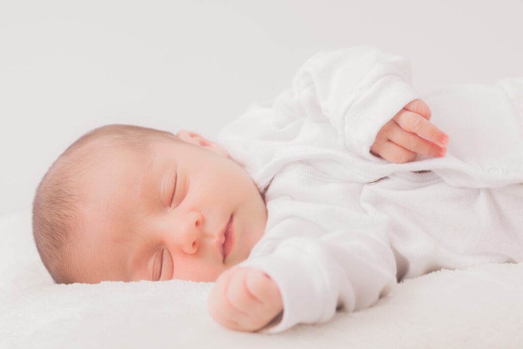 すやすや眠る赤ちゃんの写真
